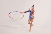 Ксения Савинова во время упражнения с обручем