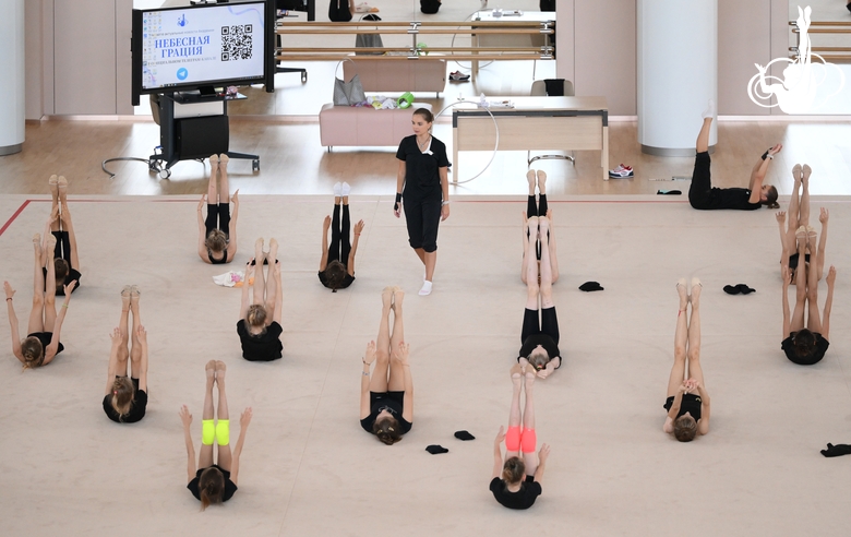 Dina and Arina Averina with gymnasts during the master class at the Academy