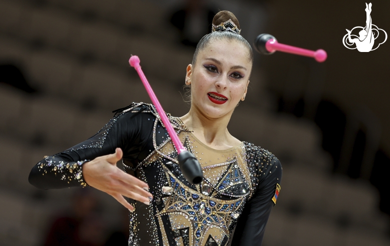 Сильва Саргсян во время упражнения с булавами