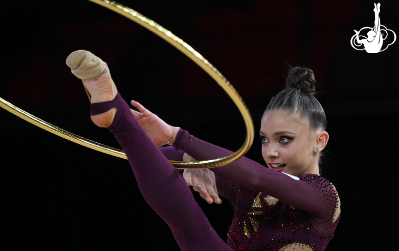 Арина Ковшова во время упражнения с обручем