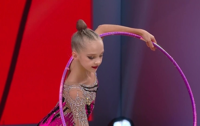 Выступление серебряного призера в многоборье Карины Богдановой из России с обручем