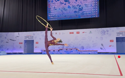 Олимпийская чемпионка Алина Кабаева поддерживает Арину Ковшову во время квалификации чемпионата России