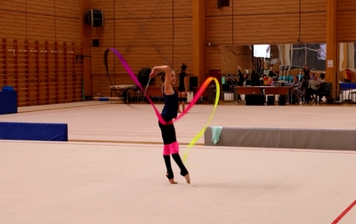 Алина Кабаева вместе с тренерами Академии помогает Ксении Савиновой отработать заход на бумеранг