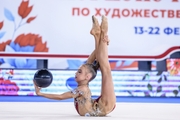 Elvira Belyaeva performs the “drop” element during the ball exercise