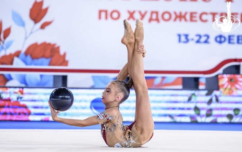 Elvira Belyaeva performs the “drop” element during the ball exercise