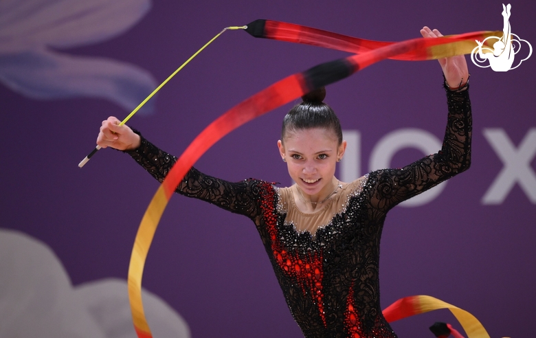 Арина Ковшова во время упражнения с лентой