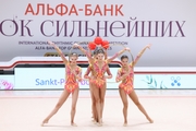Групповички ЦХГ «Жемчужина» из Санкт-Петербурга во время упражнения с обручами и мячами