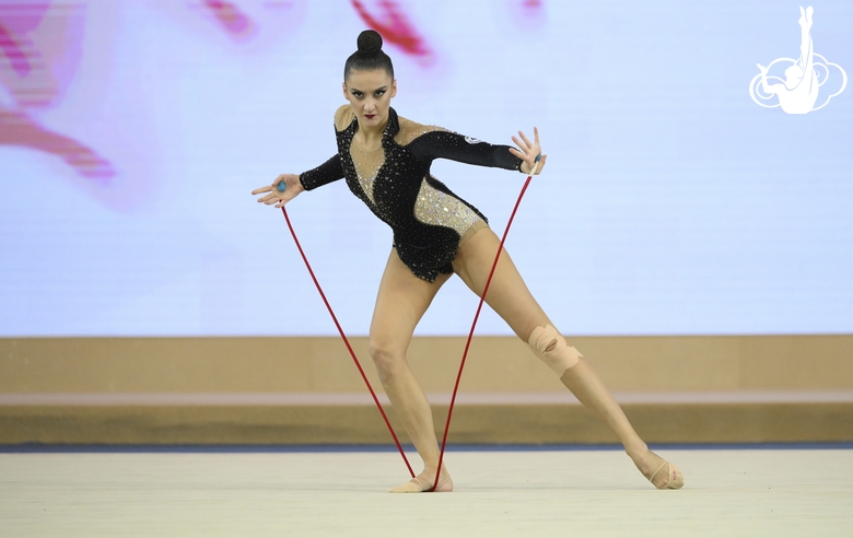 Alina Harnasko during the rope exercise