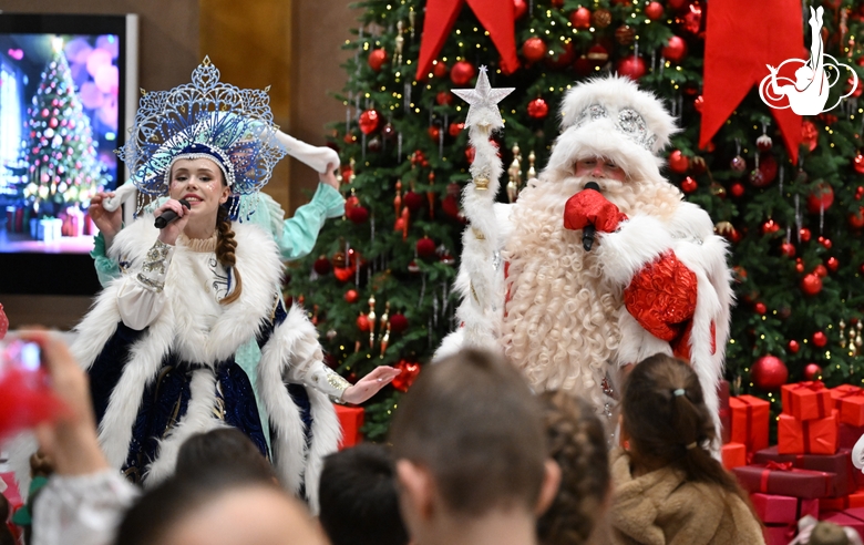Снегурочка и Дед Мороз во время новогодней елки