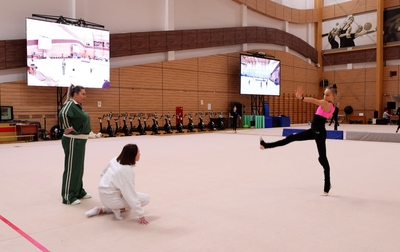 Тренеры Евгения Елисеева и Ольга Минигалина работают над переходом в упражнении с булавами Яны Заикиной из Волгограда