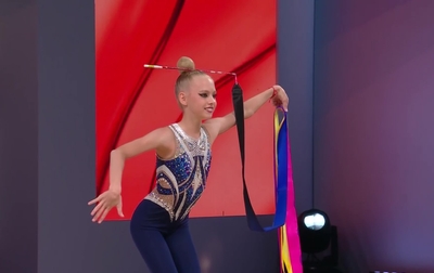 Выступление Киры Бабкевич из Белоруссии с лентой на турнире в Пекине