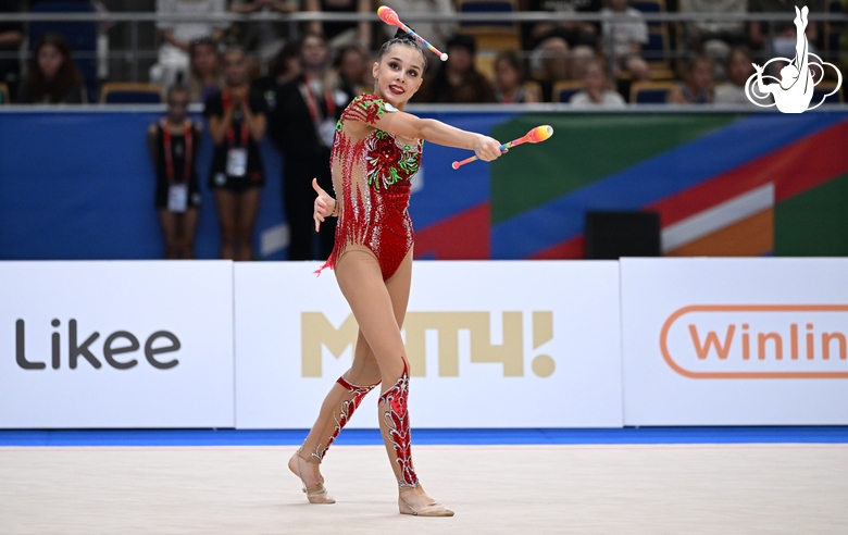 Mariia Borisova during the exercise with clubs