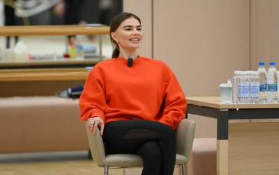 Олимпийская чемпионка Алина Кабаева продолжает работать с гимнастками Академии перед стартом нового сезона