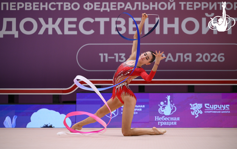 Анна Вакуленко во время упражнения с лентой