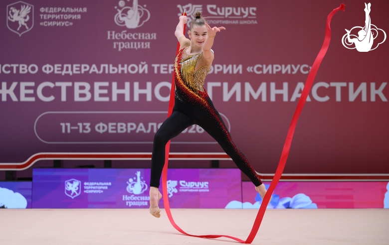 Александра Борисова во время упражнения с лентой