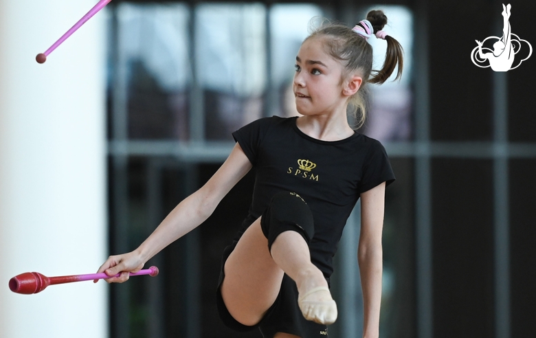 Ksenia Savinova in an exercise with clubs during training