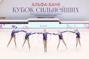 Групповички молодежной сборной России во время упражнения с обручами