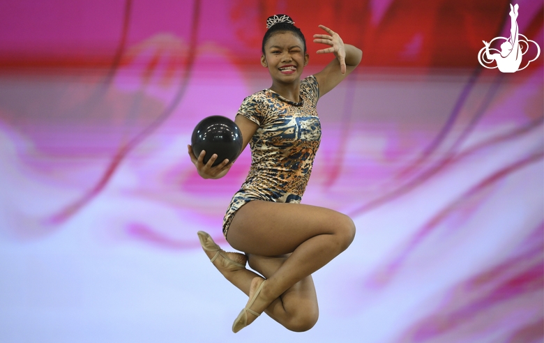 Tiara Rakotonirina during the ball exercise