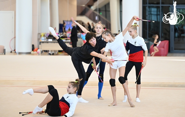 Хореограф фестиваля «Алина» Ирина Зеновка с гимнастками Академии во время подготовки показательного номера перед международным турниром в Пекине