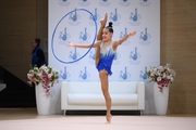 Гимнастка во время упражнения с обручем