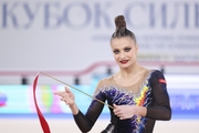 Милена Щенятская во время упражнения с лентой