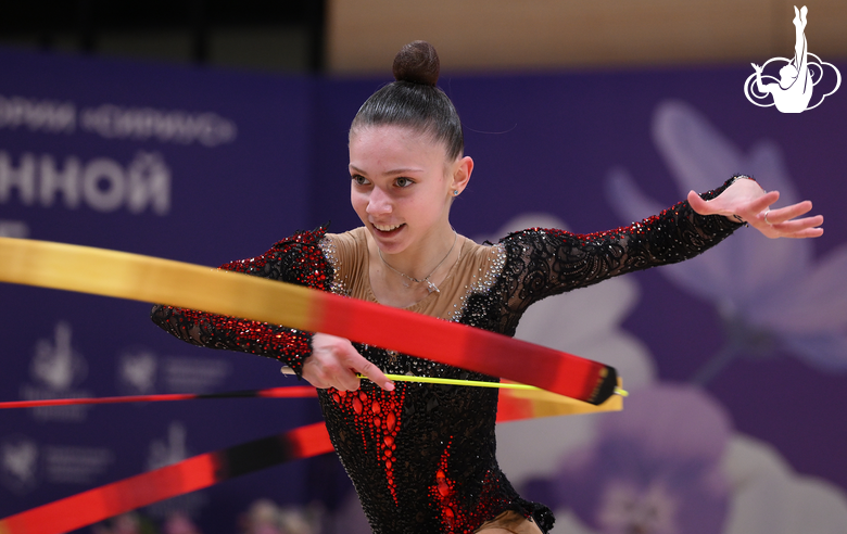 Арина Ковшова во время упражнения с лентой