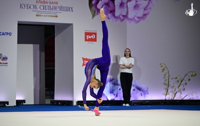 Александра Борисова во время упражнения с булавами