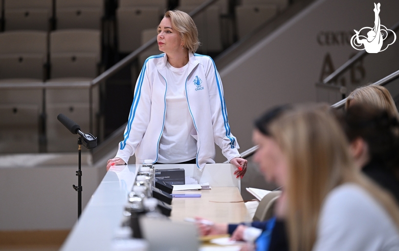 Тренер Ирина Гусарова во время контрольной тренировки перед международным турниром «Кубок "Небесная грация"» и Beijing Top Open — 2025