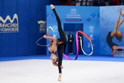 Каролина Тарасова во время упражнения с лентой