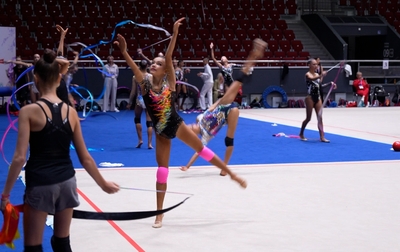 Alina Kabaeva helps Ksyusha Savinova from Gatchina get into the zone before her ball routine