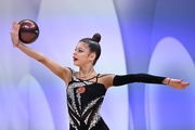 Каролина Тарасова во время выполнения упражнения с мячом на всероссийском турнире «Кубок "Небесная грация"»