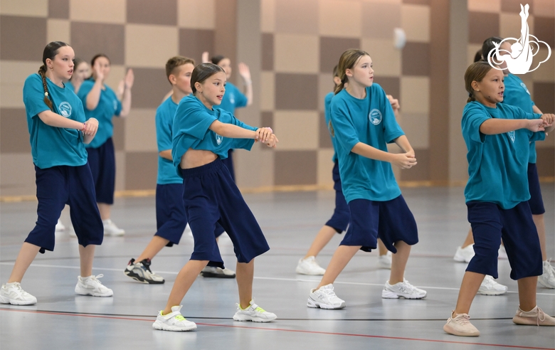 Alla Dukhova's dance studio TODES intensive course participants during a flash mob