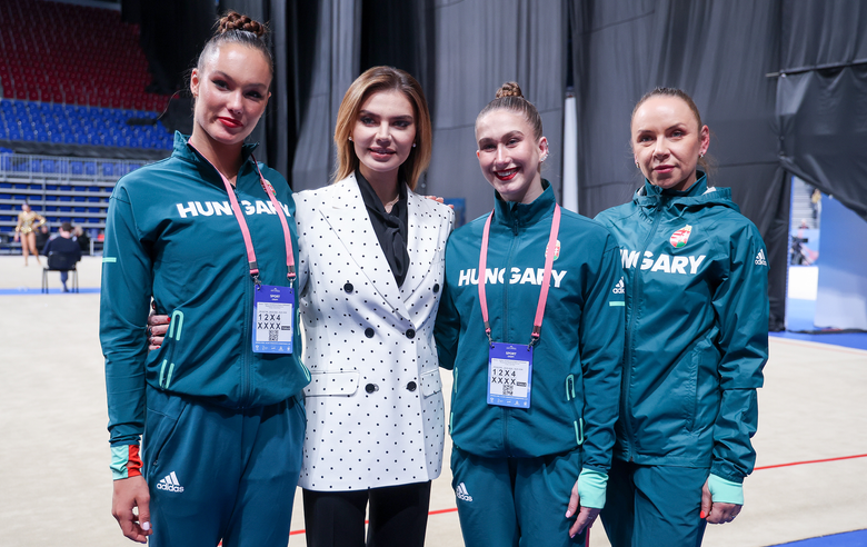 16 марта 2026 года. Олимпийская чемпионка с гимнастками из Венгрии на международном турнире «ГРАН-ПРИ. Кубок чемпионок имени Алины Кабаевой» в Санкт-Петербурге