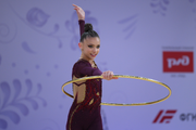Арина Ковшова во время упражнения с обручем