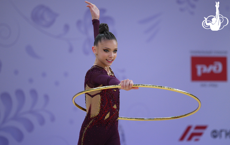 Арина Ковшова во время упражнения с обручем