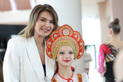 19 июня 2025 года. Олимпийская чемпионка Алина Кабаева с юной гимнасткой на этапе «Кубка сильнейших» в Академии