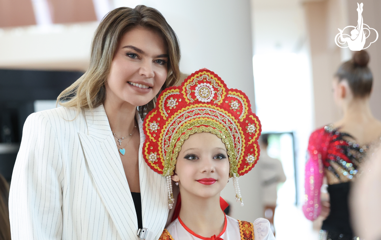 19 июня 2025 года. Олимпийская чемпионка Алина Кабаева с юной гимнасткой на этапе «Кубка сильнейших» в Академии
