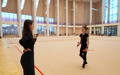 Arina Kovshova works out a risk with clubs with the Olympic champion