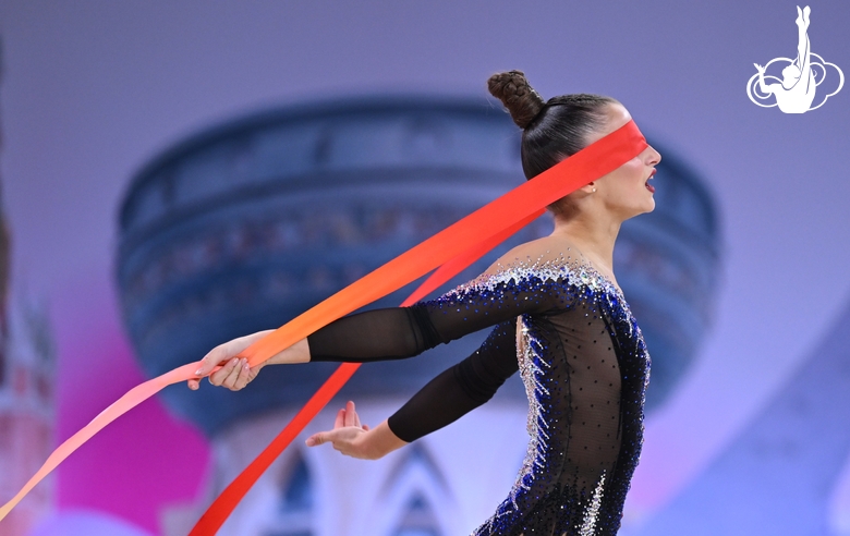 Milena Shchenyatskaya during a ribbon exercise