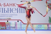 Арина Ковшова во время упражнения с лентой