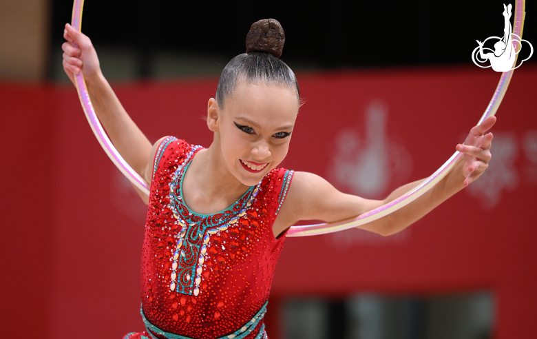 Мила Александрова во время упражнения с обручем