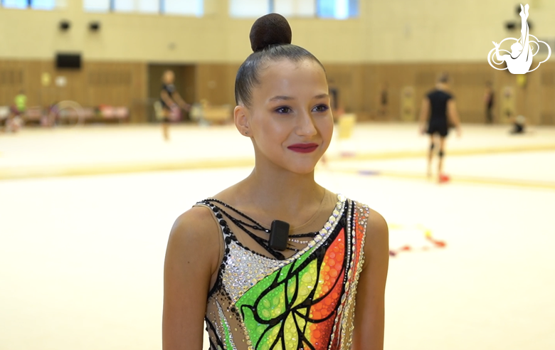Гимнастка Алена Макарцева из Таджикистана рассказала о вдохновении и о любимом элементе на международном турнире «Хрустальная роза»
