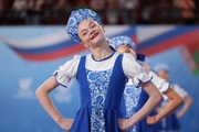 Гимнастка во время церемонии открытия соревнований
