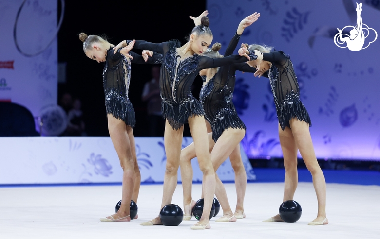 Команда «Небесной грации» во время упражнения с мячами