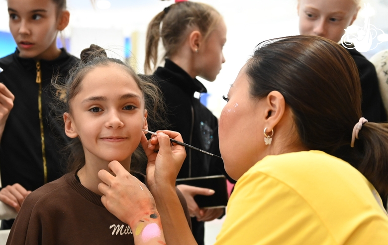 student Valeria Medvedeva in the face painting area