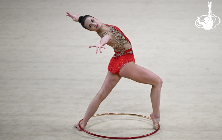 Elvira Krasnobaeva during the hoop exercise