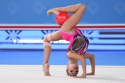 Ксения Савинова во время упражнения с мячом
