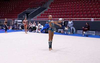 Олимпийская чемпионка Алина Кабаева помогает Яне Заикиной из Волгограда настроиться на выступление с мячом на третьем этапе «Кубка сильнейших»