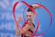 Ульяна Янус во время упражнения с лентой