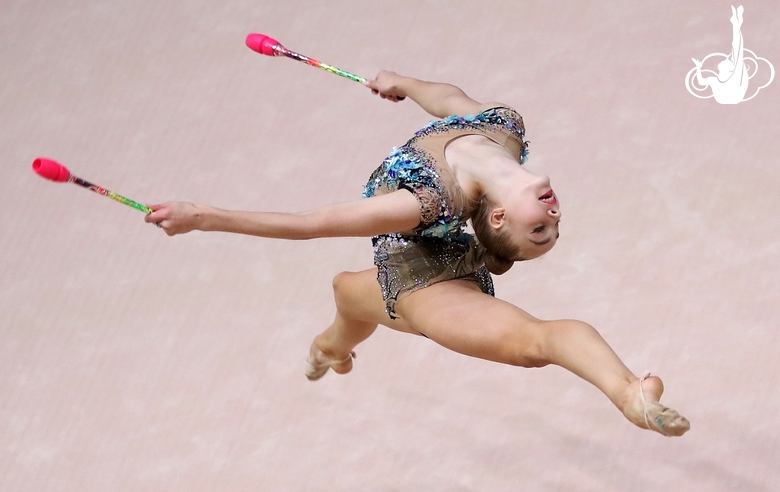 Exercise with clubs. Natalya Usova (Uzbekistan)